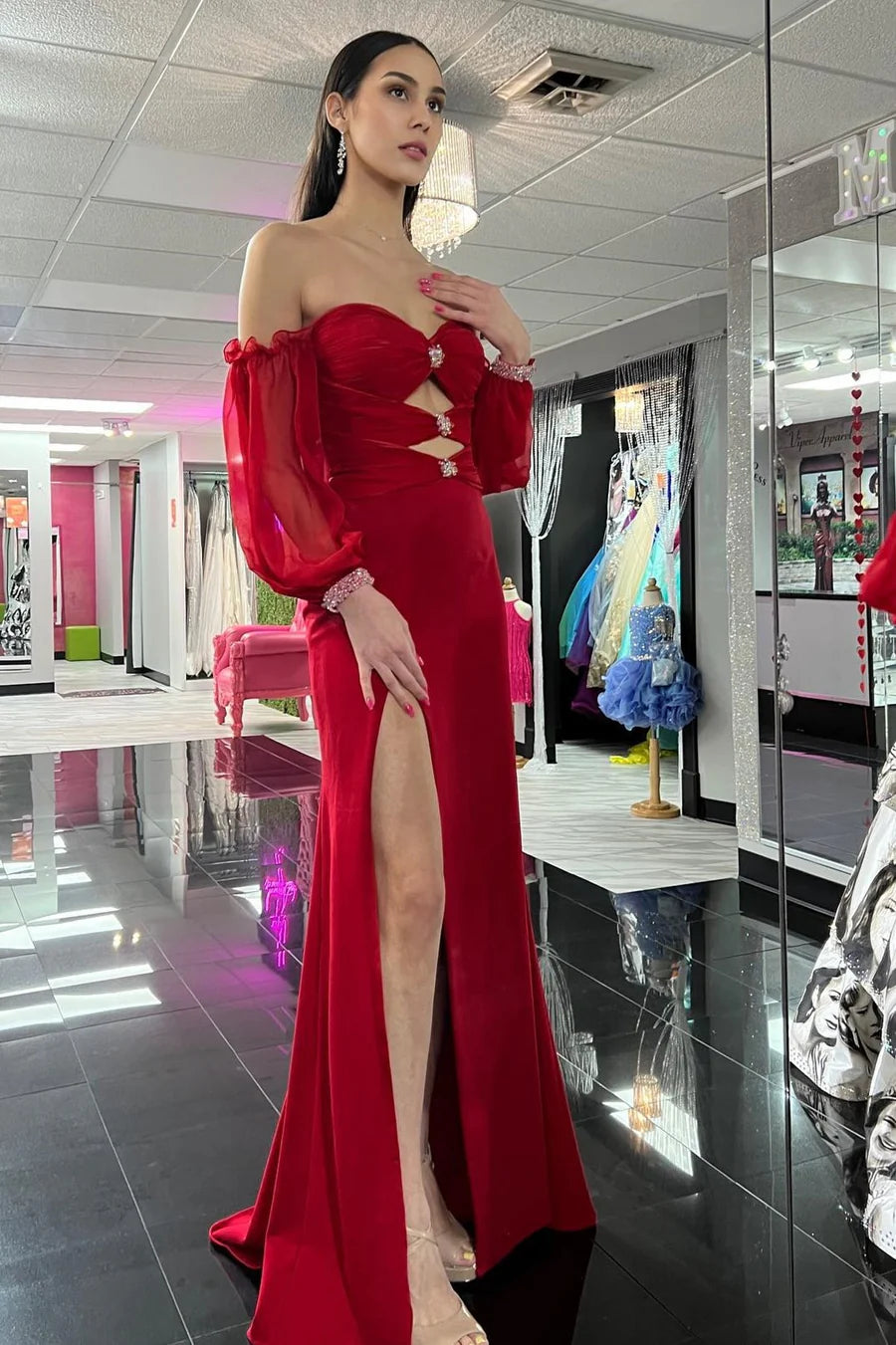 Vestido de fiesta sin tirantes con corte en la cintura y pedrería